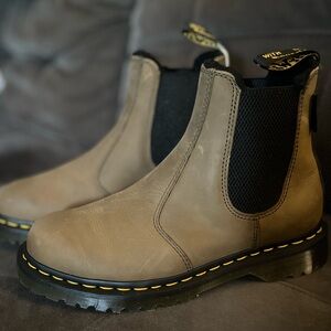 Dr. Martens unisex Chelsea Boot in Olive, warmly lined, NEW in box, Men’s 7